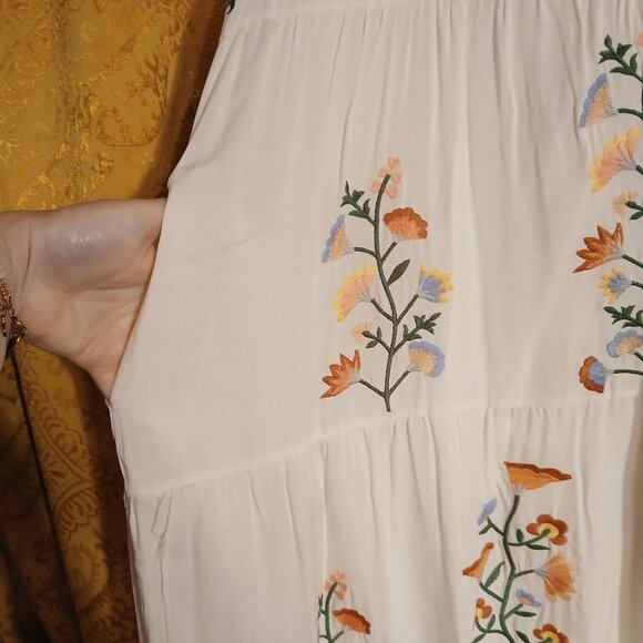 Size xl embroidered cream dress - Picture 9 of 10